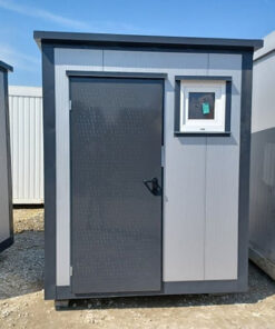 Contenedor sanitario con inodoro y ducha, caldera y ventana abatible